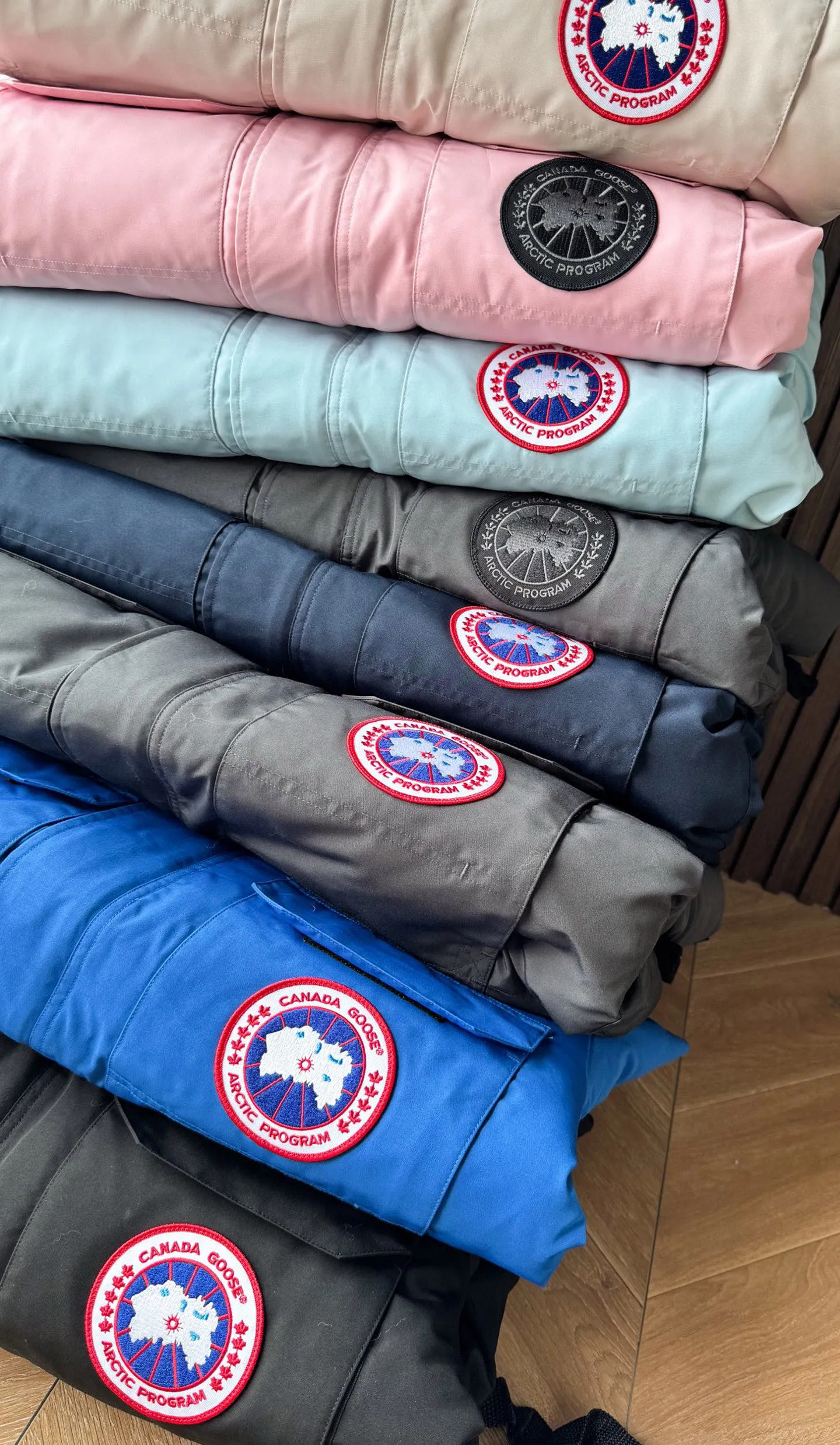 P780 🆕 Top original version, supports chip sensor with handbag 𝗖𝗮𝗻𝗮𝗱𝗮 𝗚𝗼𝘀𝗲 / 🇨🇦 Canada Goose 08 Down Jacket ⚠️ Partners who have been cooperating with us in the past few years know that no matter what is produced outside, our pure genuine trading company ships ❗️ After the test of time, we have received rave reviews. You can compare the market products with us. If you are not satisfied, you can return it at will. You are also welcome to come to ZG to see it and then come to my home to buy‼  1⃣️ The filling is 80% white duck down, with a weight of 500g. Regarding the down content, you can feel it with your hands. Good down has no embarrassment and can be called a walking duvet! 2⃣️ The fabric is made of Feather-Light 10D waterproof coating fabric, which is made of 84.5 polyester fiber and 15.5 cotton. The surface is treated with a special Teflon protective coating produced by DuPont to prevent wind and splash water, and makes the clothing anti-pollution and long-lasting new features! 3⃣️ One-piece seamless cuffs, 13cm official length, all seals are stamped, and all the inner liner is hemmed. The overcoat means sewing all the inner liner once. On the one hand, it is to prevent the velvet from running off, and on the other hand, it can keep the stiffness of the clothes! 4⃣️ Original Yoshida Kogyo Kabushikigaisha zipper, top-grade zinc alloy electroplated zipper with the highest specifications, using precise Japanese craftsmanship, raw materials and management methods. Each zipper can withstand 100,000+ openings and closings 5⃣️ The detachable fur collar is made of top-grade imported wolf fur, which is not comparable to the loose and soft raccoon fur and fake fur on the market. It is a natural Siberian coyote fur collar. The delicate and strong feel is the sense of life that comes from the erosion of wind and frost in nature. 6⃣️ Main logo double-thread 9-needle locking stranded embroidery, electronic digital automatic embroidery, maple leaves with sharp edges. Size: XS-XXL Color: black, off-white, graphite gray, sapphire blue Dark Blue Pink Azure Graphite Gray Black Label Shoulder Width Chest Sleeve Length Clothes Length Recommended Weight kg 67 87 80-90 2XL 58 136 69 89 90-105